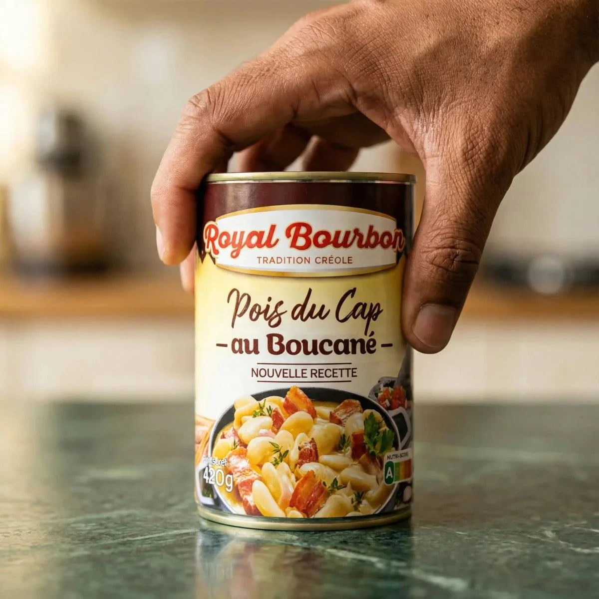 Plat de pois du cap au boucané par Royal Bourbon, présenté en conserve, tenant dans une main.
