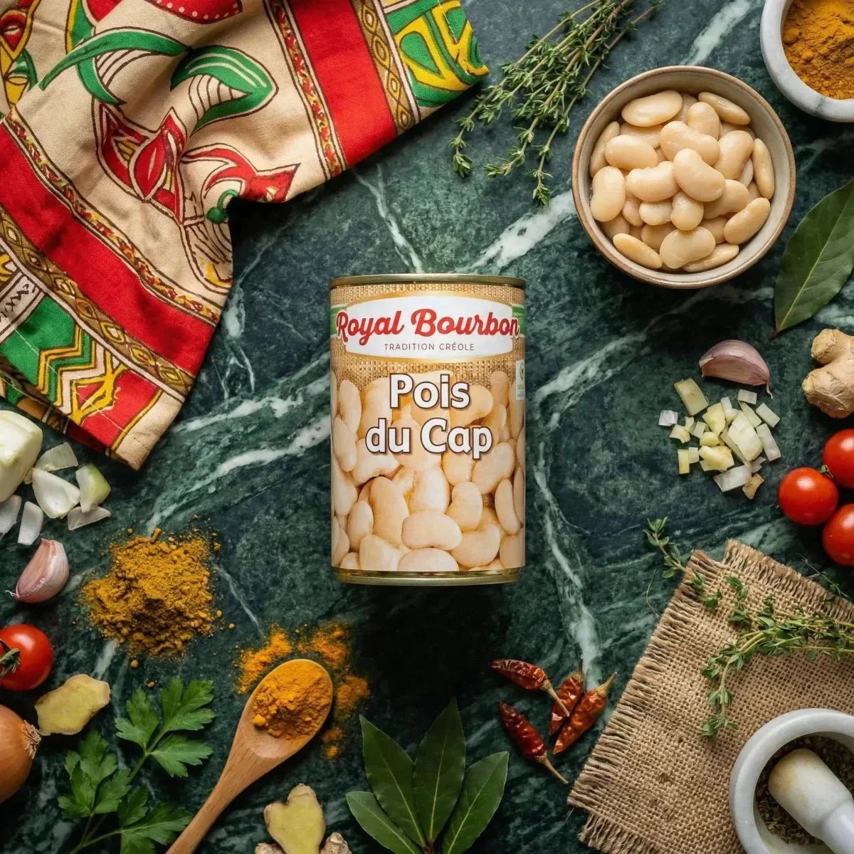 Guisantes de Cap ROYAL BOURBON, 400g. Escena culinaria sobre fondo verde jaspeado con ingredientes.