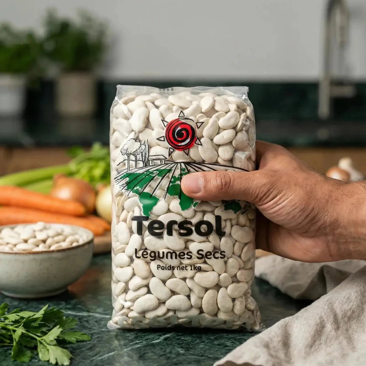 Guisantes de Cap TERSOL en su paquete de 1 kg, sostenido a mano, sobre una mesa de cocina.