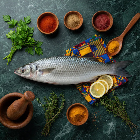 Mulet cru sur planche avec épices et herbes, prêt pour préparation culinaire. Poisson riche en protéines et à chair ferme.