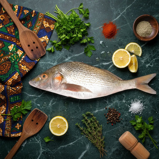 Sompatte - Poisson Surgelé présenté avec herbes, épices et citron sur planche de cuisine. Parfait pour recettes savoureuses et fraîches.