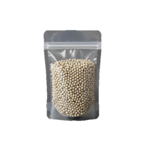 Sachet transparent de poivre de Penja blanc en grain, produit d'épicerie salée haut de gamme cultivé au Cameroun.