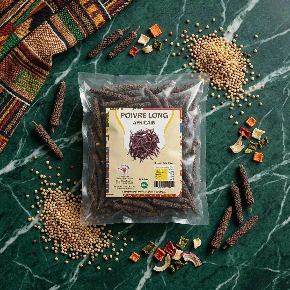 Sachet de poivre long d'Afrique NUMBER ONE sur table en marbre, décoré d'épices et tissu africain.