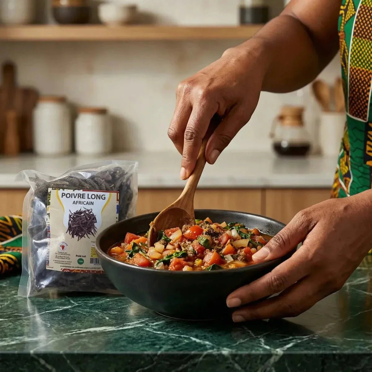 Poivre long d’Afrique NUMBER ONE. Une personne cuisine.