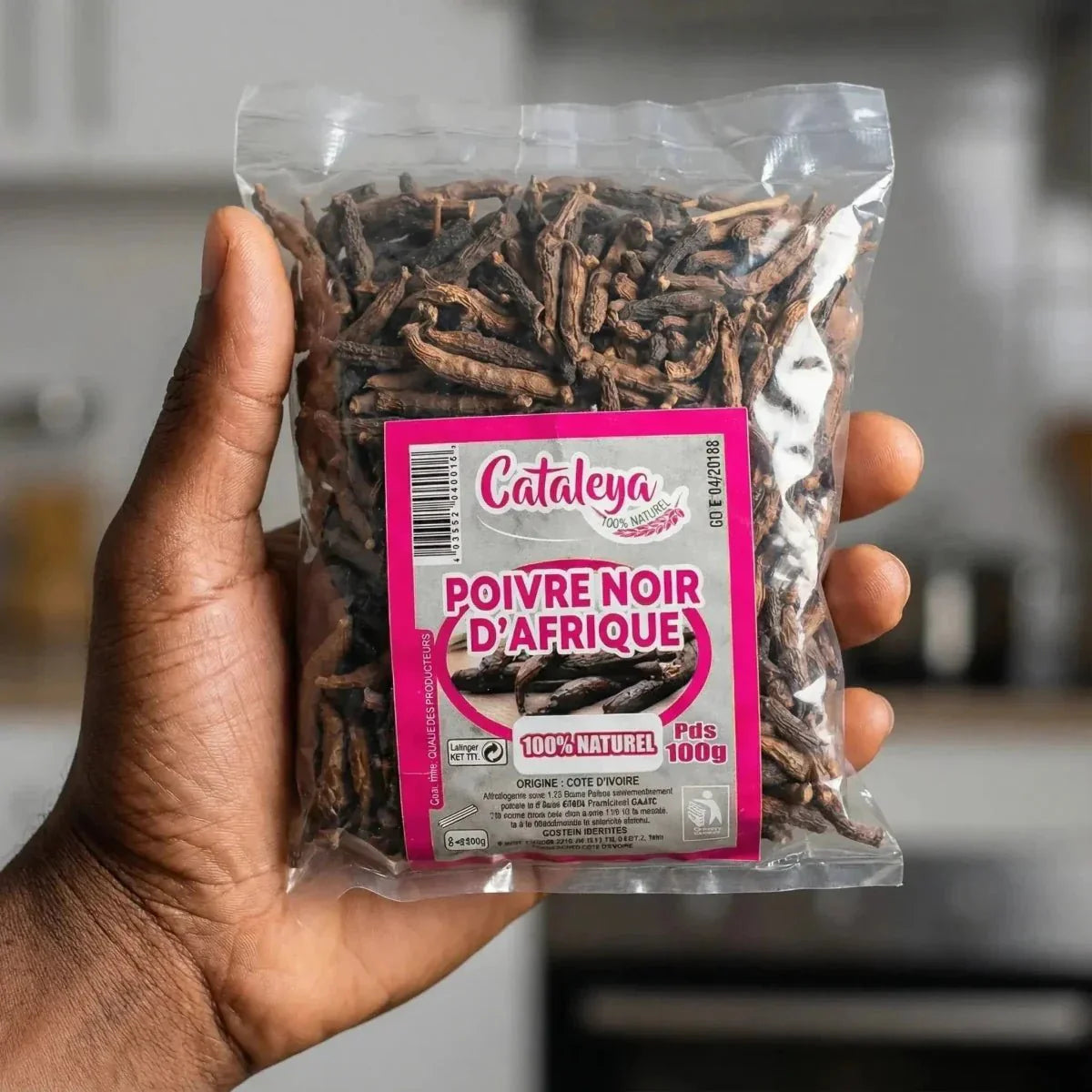Sac de poivre long d'Afrique CATALEYA tenu à la main.