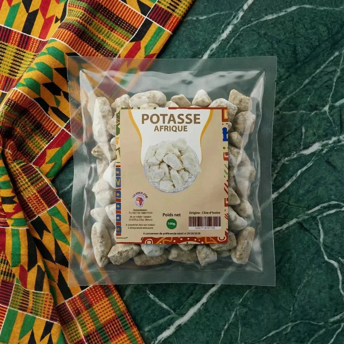 Afrikanische Pottasche von NUMBER ONE, in einem transparenten Beutel, auf einem grünen Marmortisch.