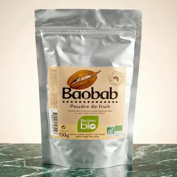 Bio-Baobab-Pulver von RACINES, in einem silbernen Metallbeutel.