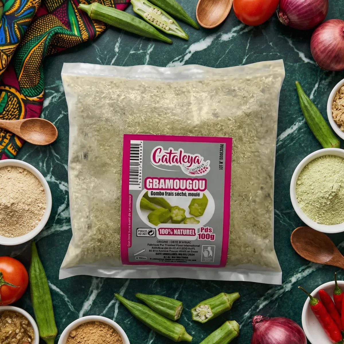 Poudre de gombo frais Gbamougou CATALEYA 100g, entourée d'ingrédients frais sur une table en marbre.