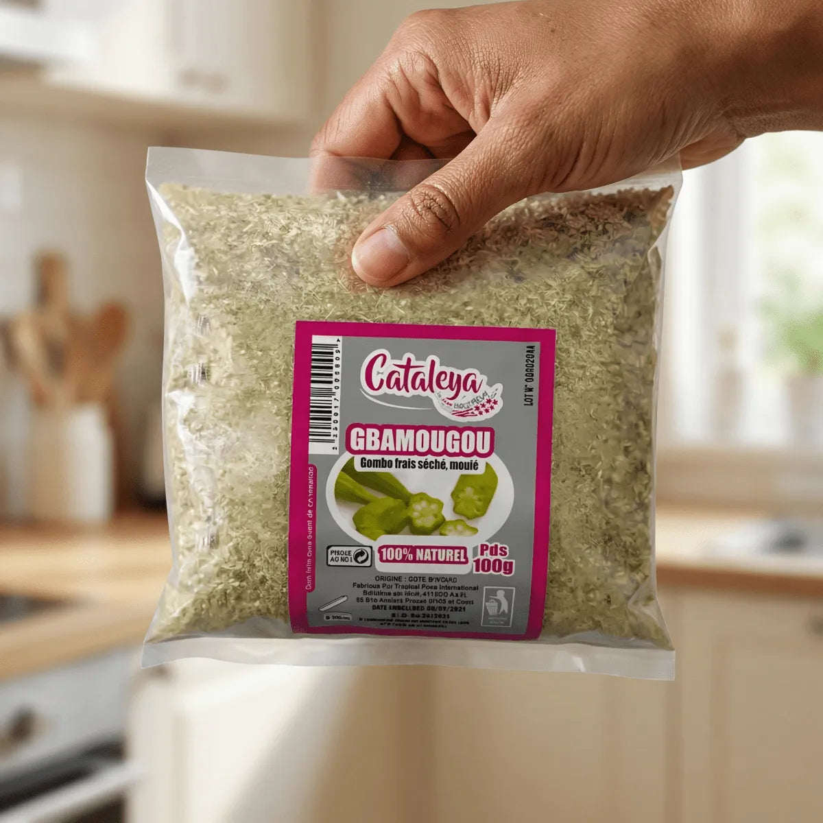 Poudre de gombo frais, séché, par Cataleya, dans un sachet transparent.
