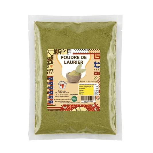 Gros plan d'un sachet de poudre de laurier NUMBER ONE, origine Côte d'Ivoire.