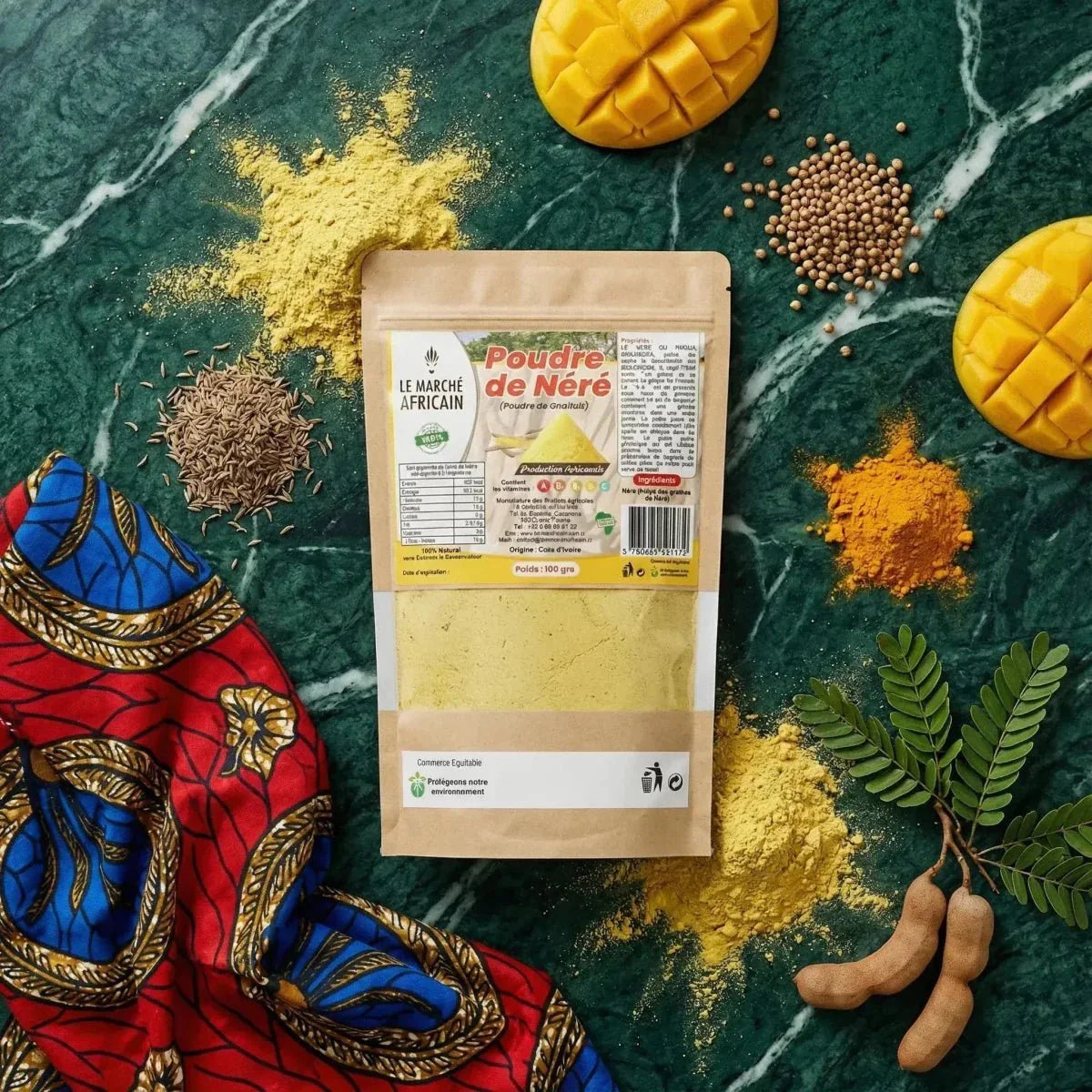 Poudre de Néré par Le Marché Africain, présentée avec des mangues.