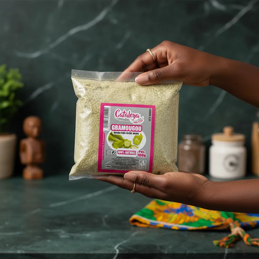 Présentation en main de la poudre de gombo Gbamougou 100% naturelle, idéale pour soupes et sauces, dans une cuisine moderne.