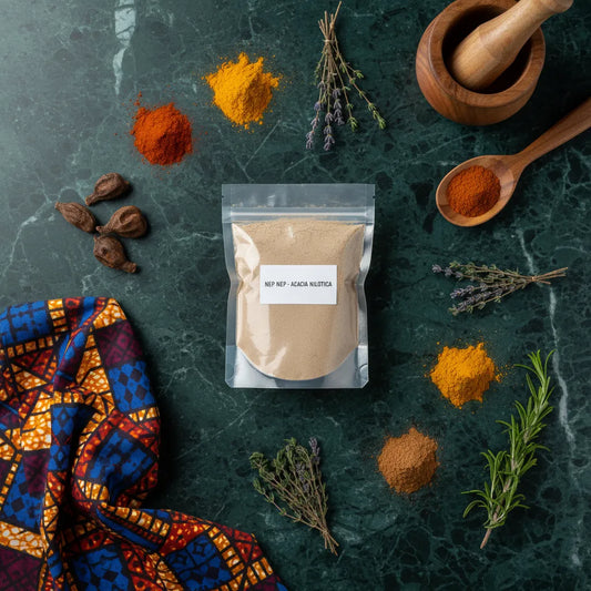 Sachet de Nep Nep Poudre entouré d'épices africaines sur fond de marbre vert, idéal pour la cuisine traditionnelle et les sauces.