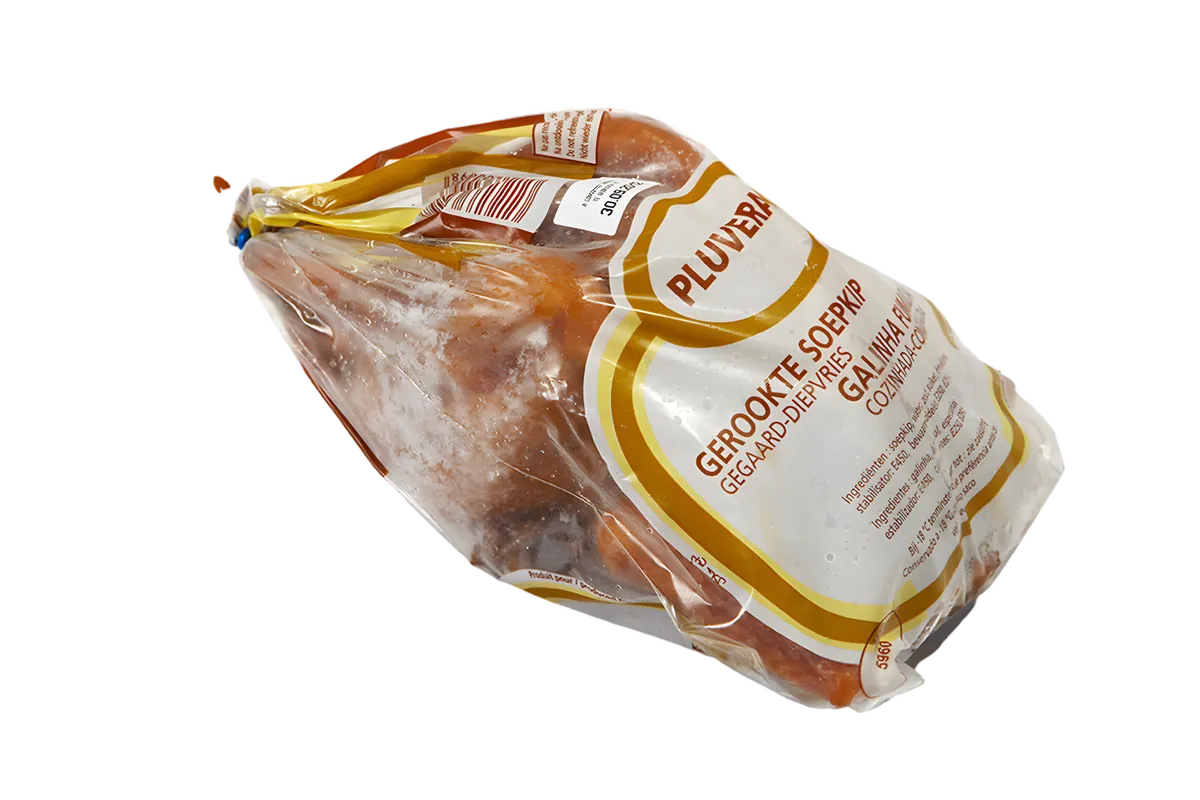 Poule fumée surgelée emballée sous vide, prête à cuire. Viande savoureuse et authentique, idéale pour plats mijotés ou grillades.