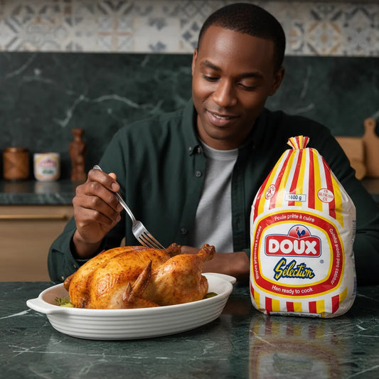Poule Halal DOUX - Poule halal rôtie servie à table avec emballage DOUX visible, viande tendre et savoureuse pour repas en famille.