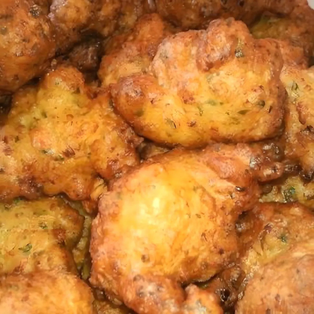 Gros plan sur des acras de légumes croustillants et dorés, préparés avec le mélange d'épices CHALEUR CREOLE, texture appétissante.