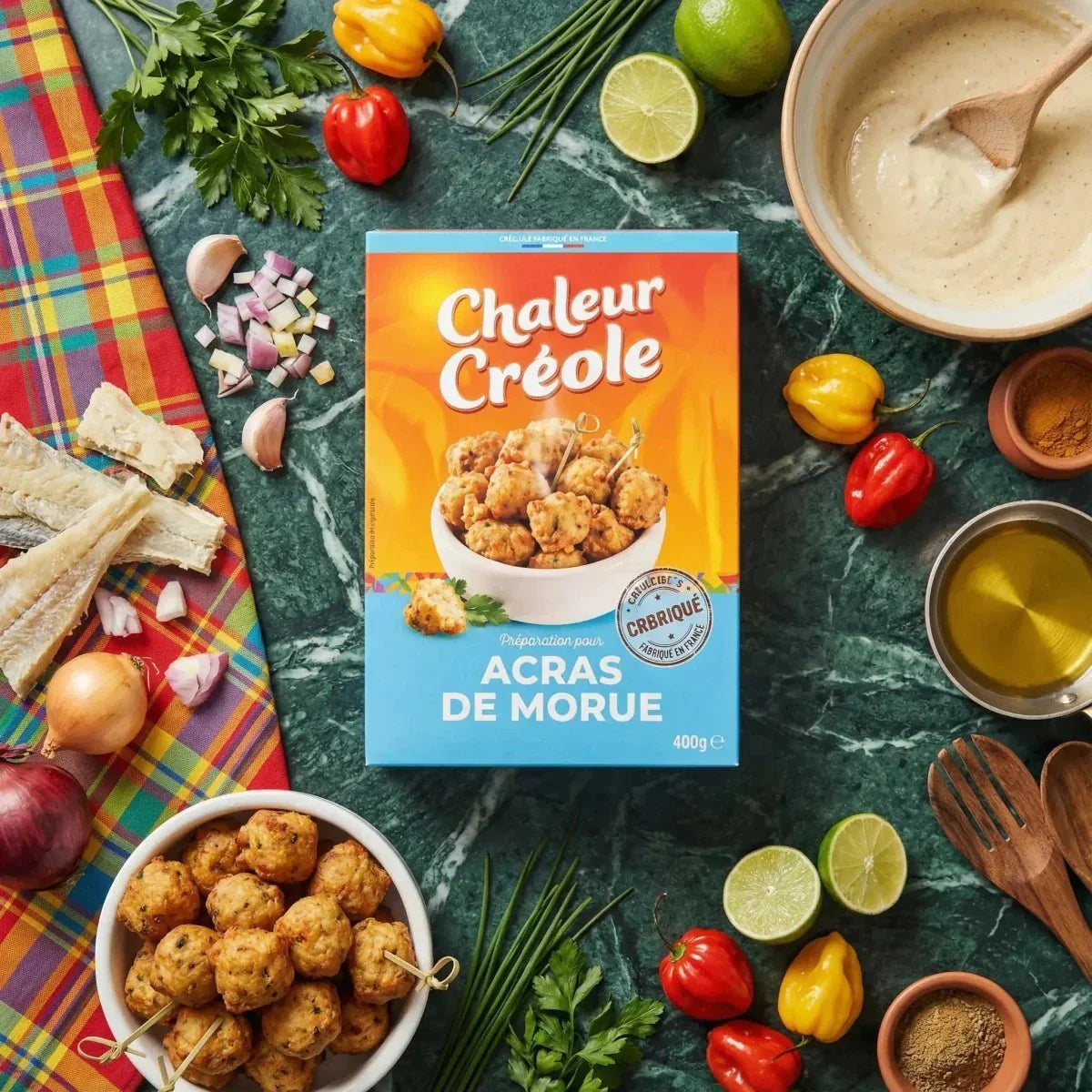 Zubereitung für Kabeljau-Acras Chaleur Créole, präsentiert mit frischen Zutaten.