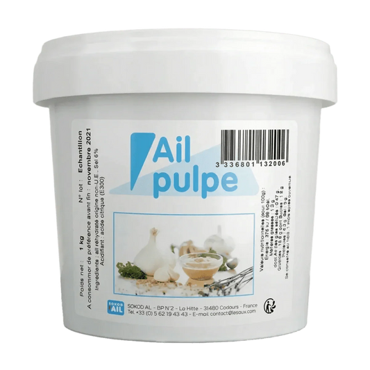 Frasco de pulpa de ajo SOKOD'AIL con dientes de ajo al lado. Información nutricional.