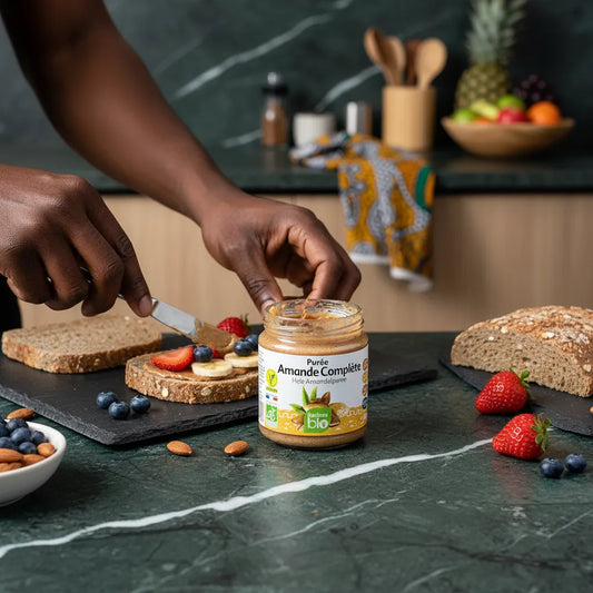 Tartine garnie de fruits frais et purée amande bio complète RACINES BIO, idéale pour petit-déjeuner sain et gourmand en épicerie sucrée.