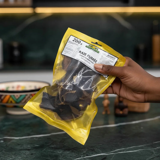 Raie fumée 200g tenue en main, emballage transparent montrant le poisson séché prêt à l'emploi pour cuisine gastronomique.