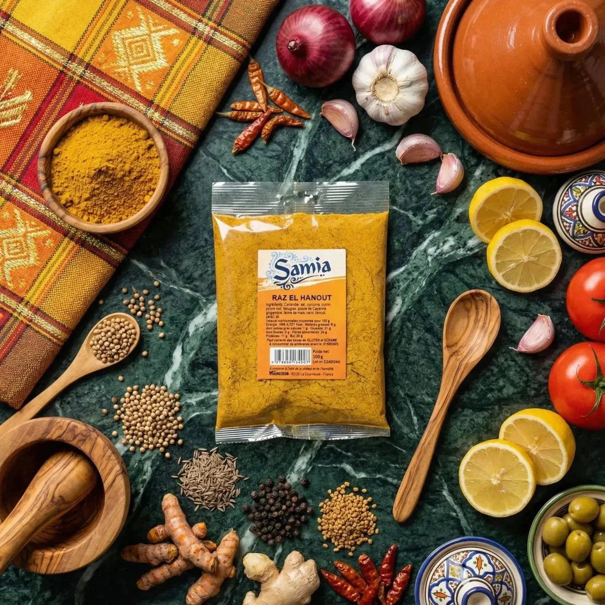 Raz el Hanout SAMIA con spezie, verdure e utensili da cucina.