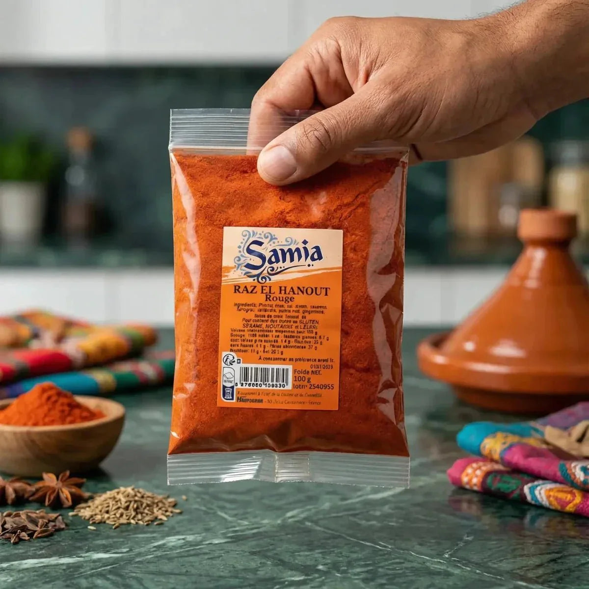 Rote Raz el Hanout Gewürzmischung von Samia, präsentiert in einem transparenten Plastikbeutel.