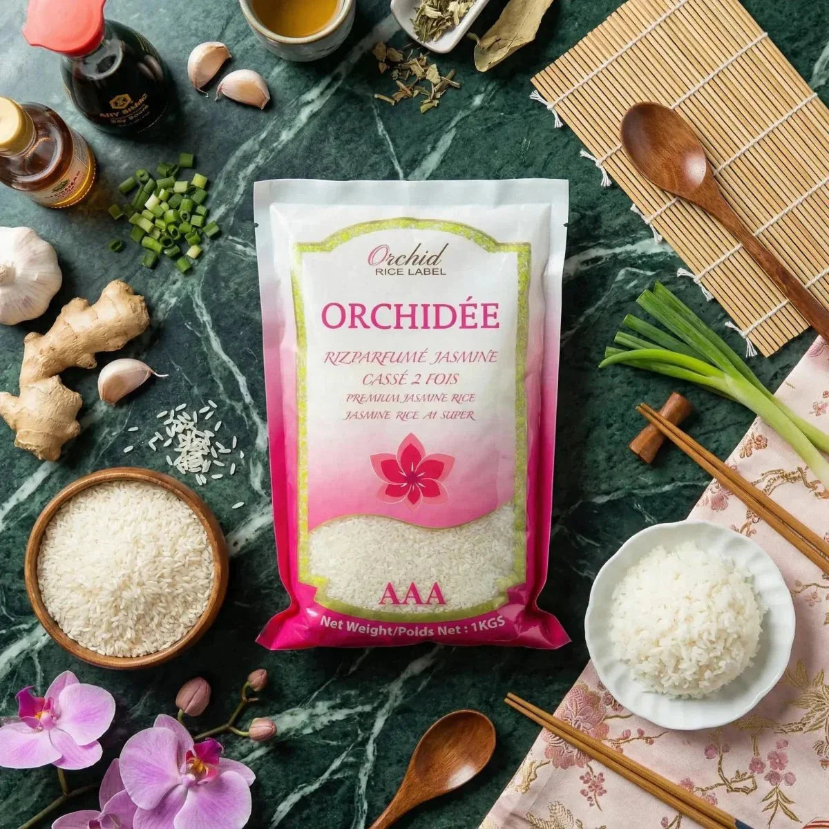 Broken Rice Twice ORCHIDEE (1kg) on a table with Asian ingredients, chopsticks.