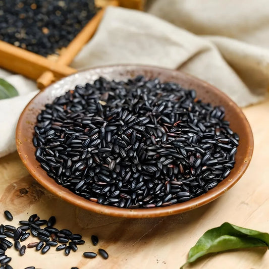 Bol en bois rempli de Riz Sauvage TERSOL, grains noirs brillants, texture ferme idéale pour plats sains et recettes variées.