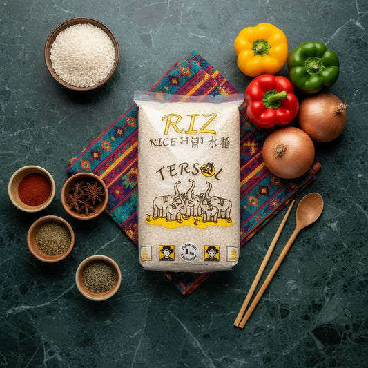 Riz Rond Tendre TERSOL entouré de légumes frais et épices sur fond de marbre, ingrédient idéal pour cuisine créative. Riz moelleux 1kg.