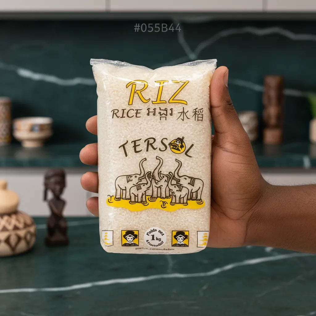 Riz Rond Tendre TERSOL tenu en main dans une cuisine moderne, parfait pour recettes savoureuses. Riz moelleux et uniforme, 1kg.