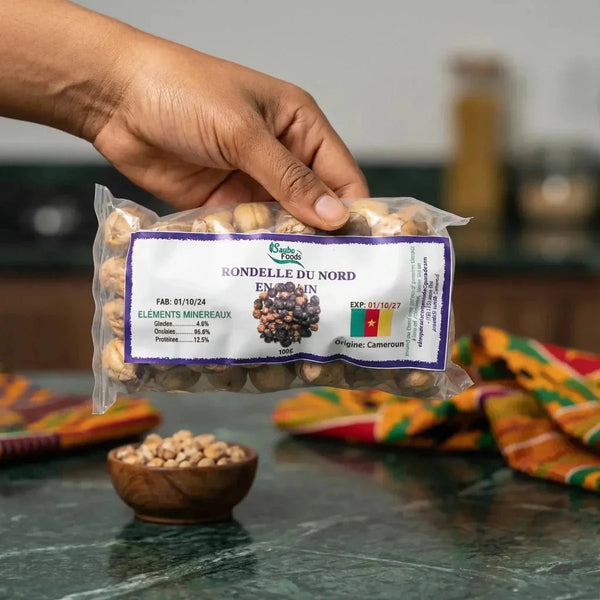 Saubo Foods : paquet de rondelles du nord en grain tenu par une main, bol de graines.