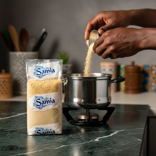 Versement de boulgour gros SAMIA dans une casserole, idéal pour plats chauds. Grain pratique de la catégorie Épicerie salée.