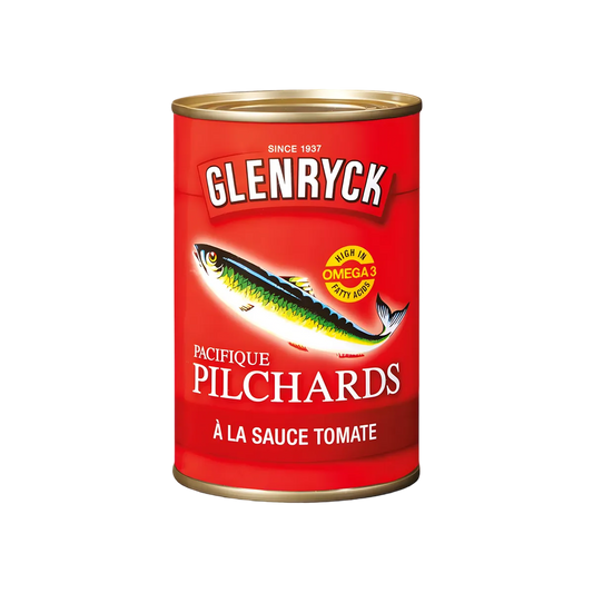 Boîte de sardines Pilchard Glenryck à la sauce tomate, riche en oméga 3. Produit d'épicerie salée pratique pour repas rapides.