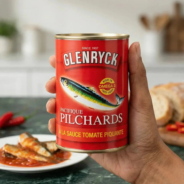 Sardines Pilchard à la sauce tomate piquante GLENRYCK, présentées dans une cuisine.