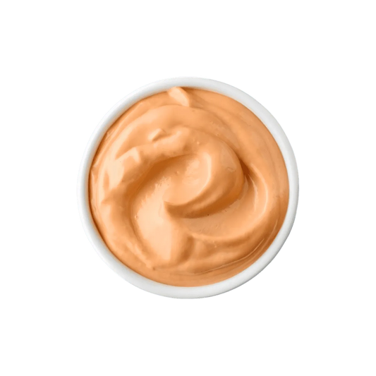Vue rapprochée de la texture crémeuse de la Sauce Andalouse halal SAMIA, parfaite pour accompagner viandes et frites. Condiment prêt à l’emploi - NKOSI.