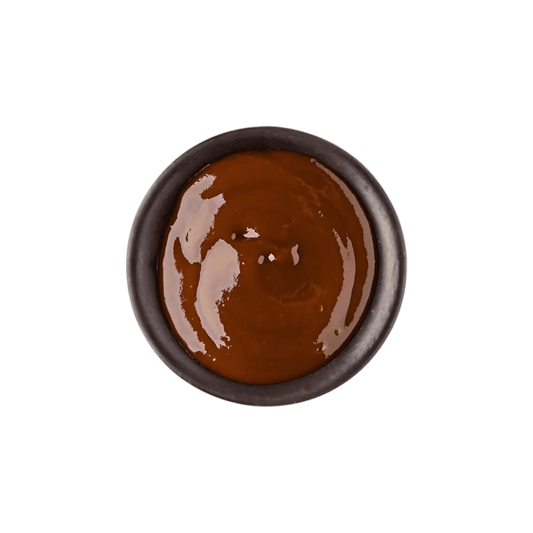 Vue rapprochée de la sauce barbecue halal SAMIA dans un bol noir, texture onctueuse et brillante parfaite pour accompagner les plats - NKOSI.