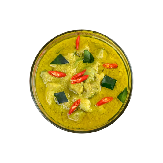 Vue du dessus d'une sauce colombo CHALEUR CREOLE avec morceaux de légumes, piment rouge et feuilles, parfaite pour cuisine antillaise.