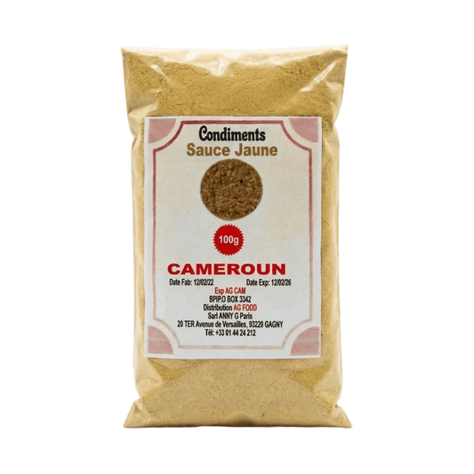 Zakje gele sauskruiden uit Kameroen, 100g, op een groene achtergrond.