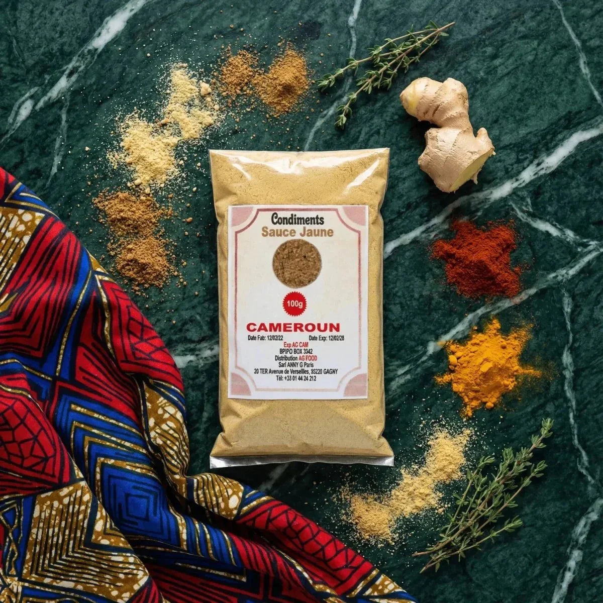 Sauce Jaune Kruiden van AG Food, 100g. Zak op een gestructureerde achtergrond met specerijen, gember.