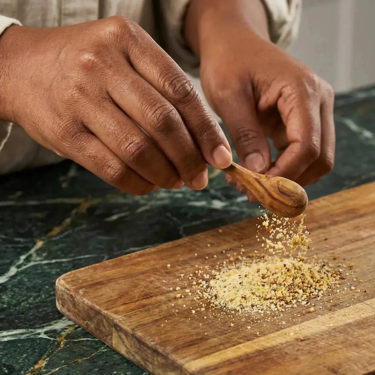 Onbekend merk, gele saus condiment op een snijplank.