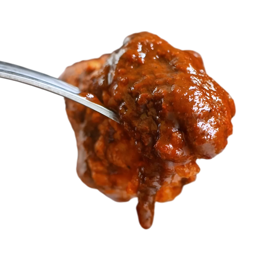 Gros plan de sauce massalé ROYAL BOURBON sur une cuillère, texture épaisse et épicée idéale pour sublimer vos recettes exotiques.