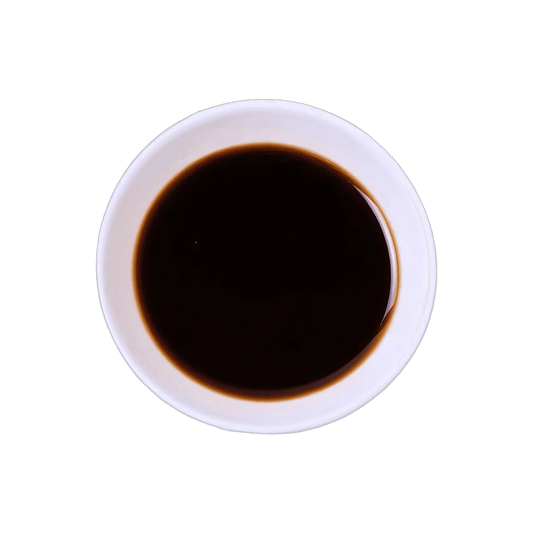 Bol blanc rempli de sauce soja RACINES BIO, texture fluide et couleur foncée, idéale pour marinades et sautés - ÉPICERIE SALÉE - NKOSI.