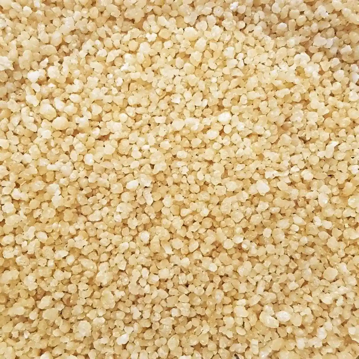 Gros plan sur grains de semoule de blé moyenne RENARD - Polyvalente et Savoureuse, texture idéale pour absorber les saveurs.