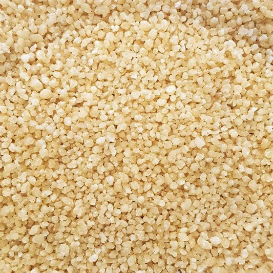 Gros plan sur la texture granuleuse de la semoule de blé moyenne RENARD, parfaite pour recettes traditionnelles et gratins - ÉPICERIE SALÉE - NKOSI.