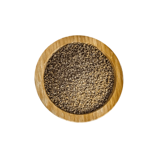Bol en bois rempli de semoule de mil RACINES BIO à texture fine, ingrédient naturel pour cuisine saine - ÉPICERIE SALÉE NKOSI.