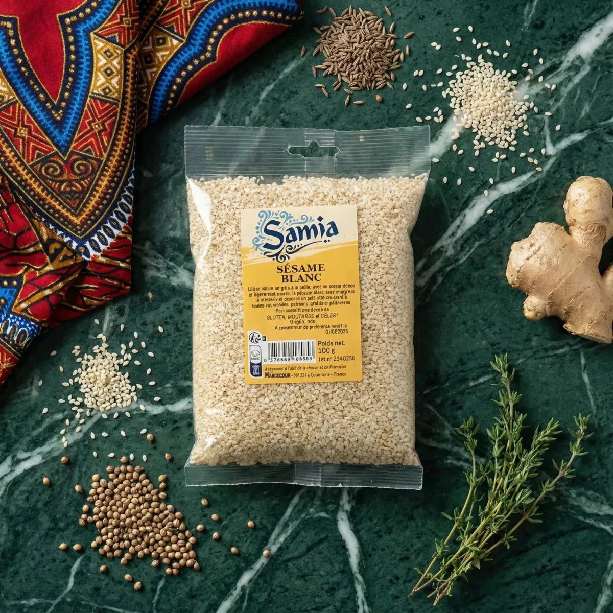 Sésame blanc de Samia, en sachet transparent, disposé vert marbré avec des épices et du gingembre.