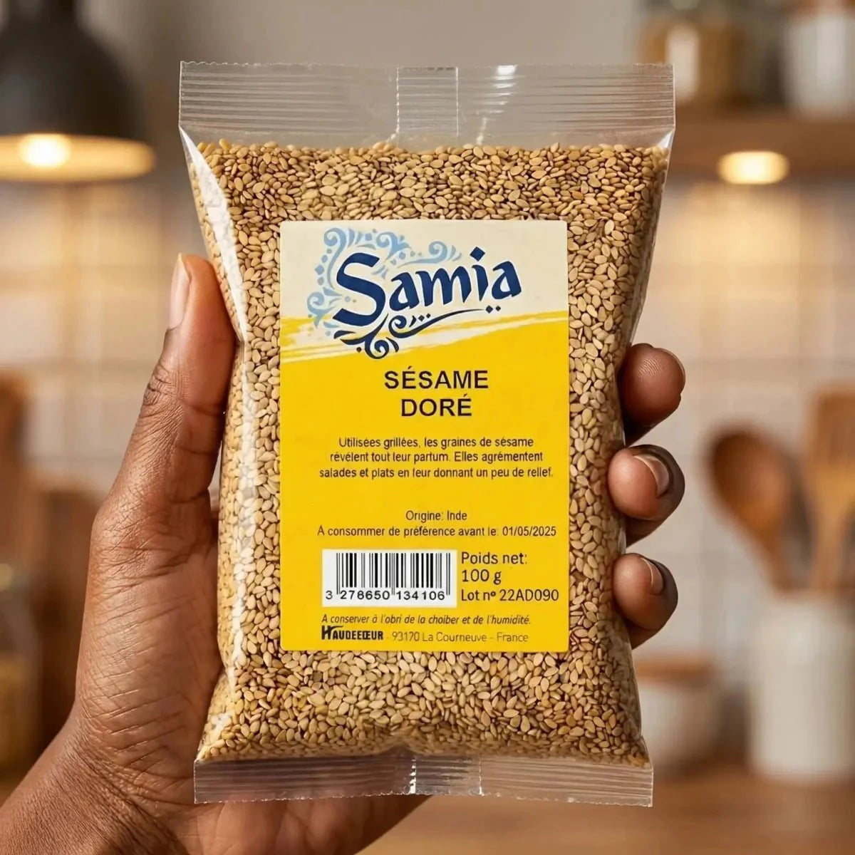Sésame doré par SAMIA, en sachet transparent tenu à la main, avec étiquette jaune.
