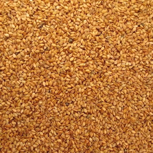 Gros plan sur graines de sésame doré SAMIA, texture croquante et couleur éclatante, parfaites pour assaisonner plats et desserts.