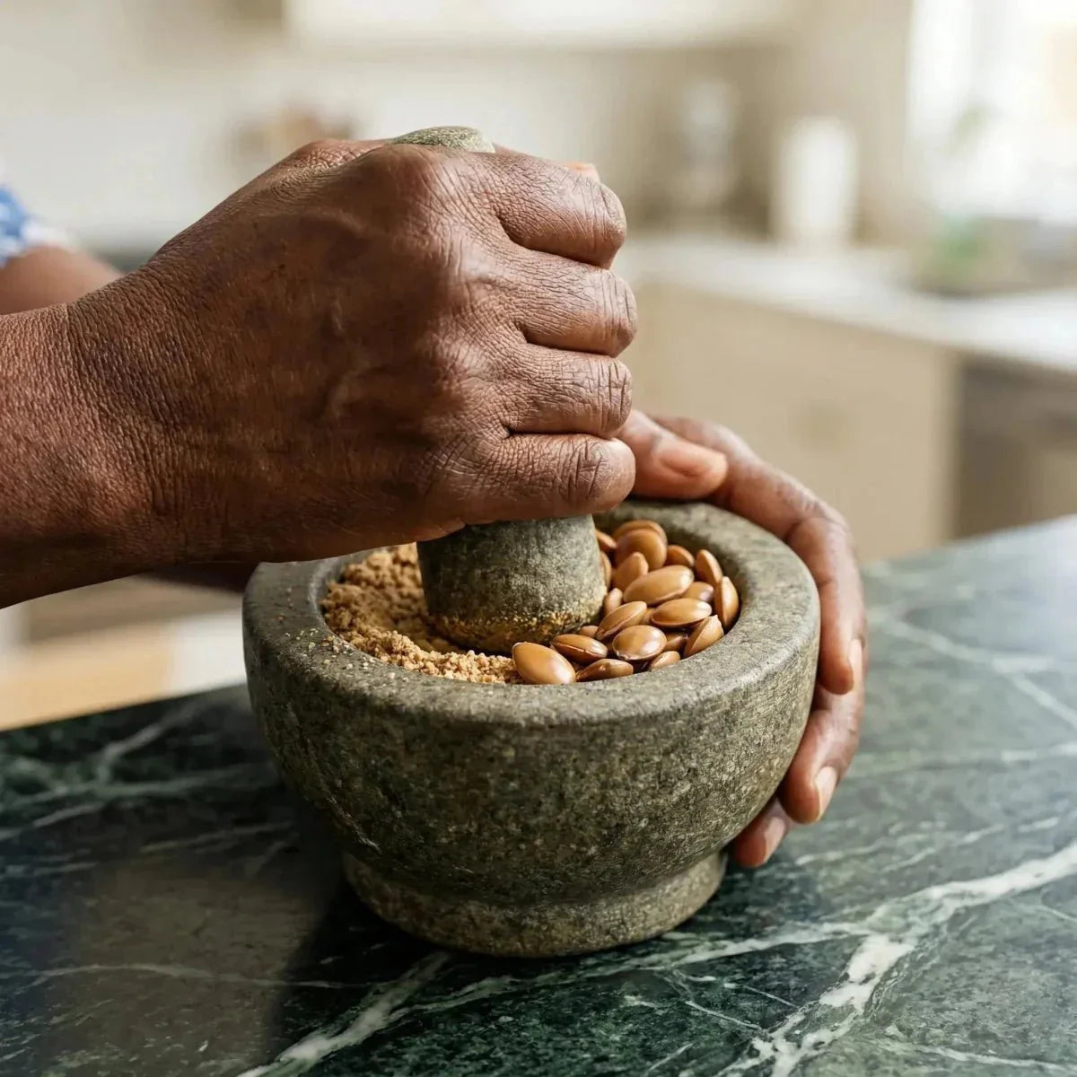 Sioko Entier (Ogbono) NUMBER ONE : Préparation culinaire avec un mortier en pierre contenant des.