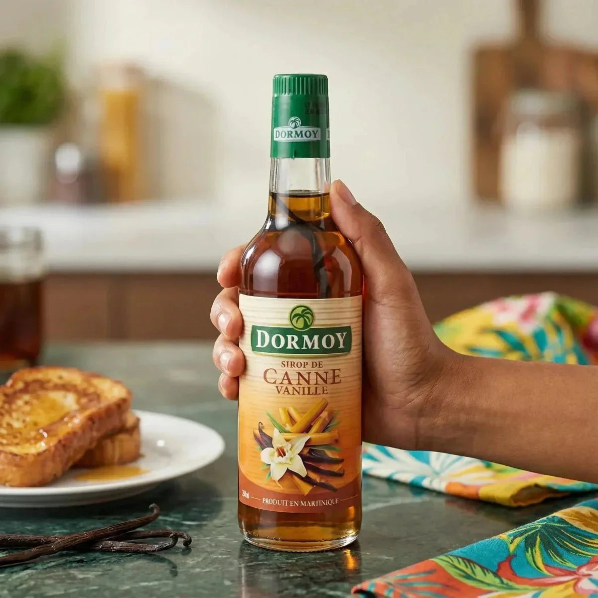 Sciroppo di canna alla vaniglia Dormoy, presentato in bottiglia di vetro trasparente, pain perdu.